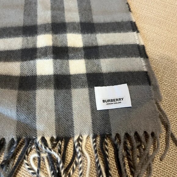 Burberry cashmere scarf - Picture 5 of 7